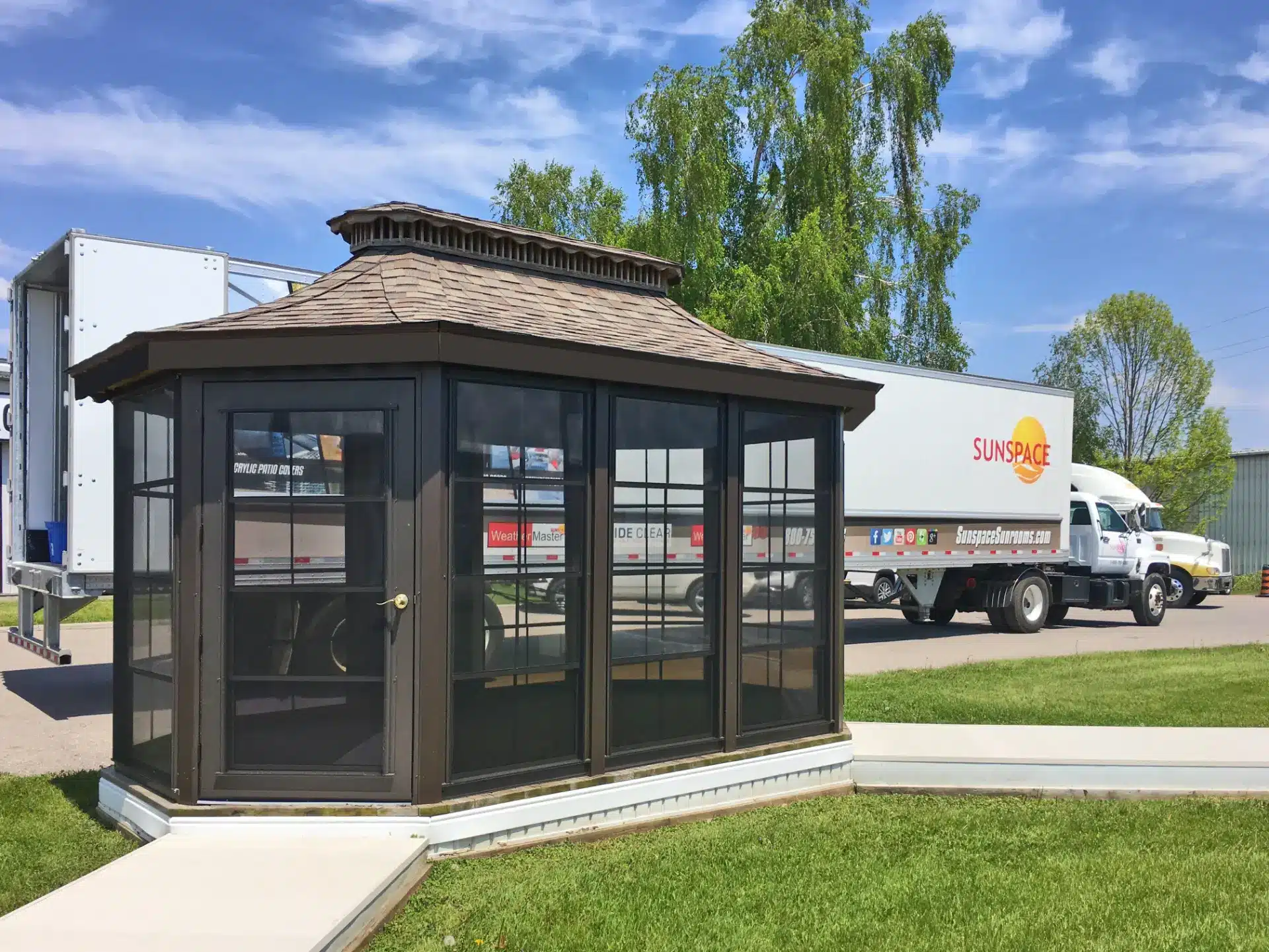 WeatherMaster™ Vertical 4-Track Entry Door - Ss Gazeeborenoweathermaster - RayJans